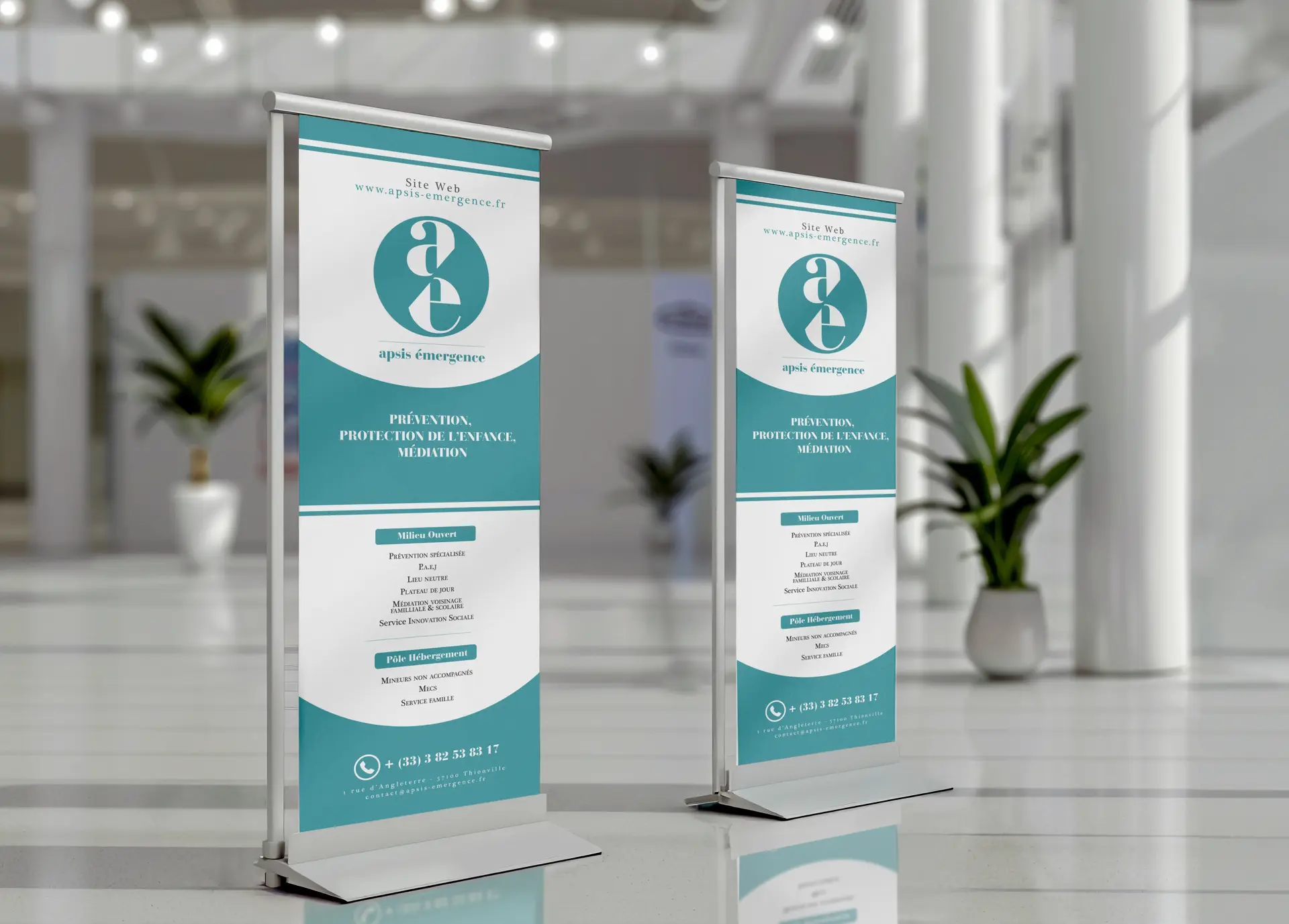 Bannière roll-up designée par Ango pour l’association Apsis Émergence, mettant en avant ses pôles d’action dans la prévention de l’enfance et la médiation.